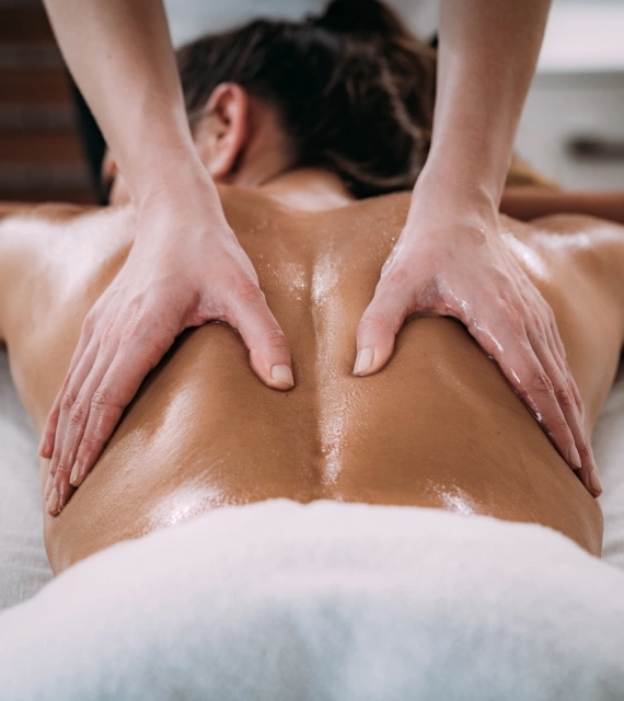 Le soin satin du dos, gommage et massage